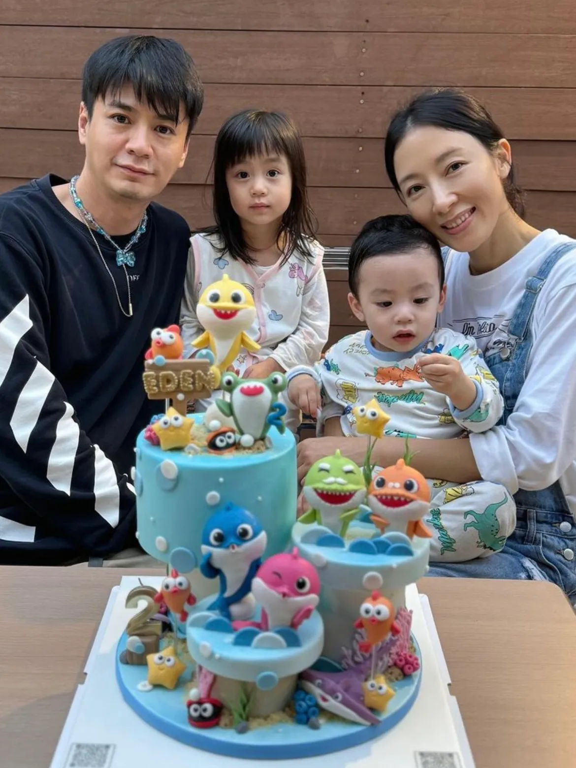 杨怡晒照为二胎儿子庆生，小珍珠亲弟弟好有爱，2岁Eden好开心