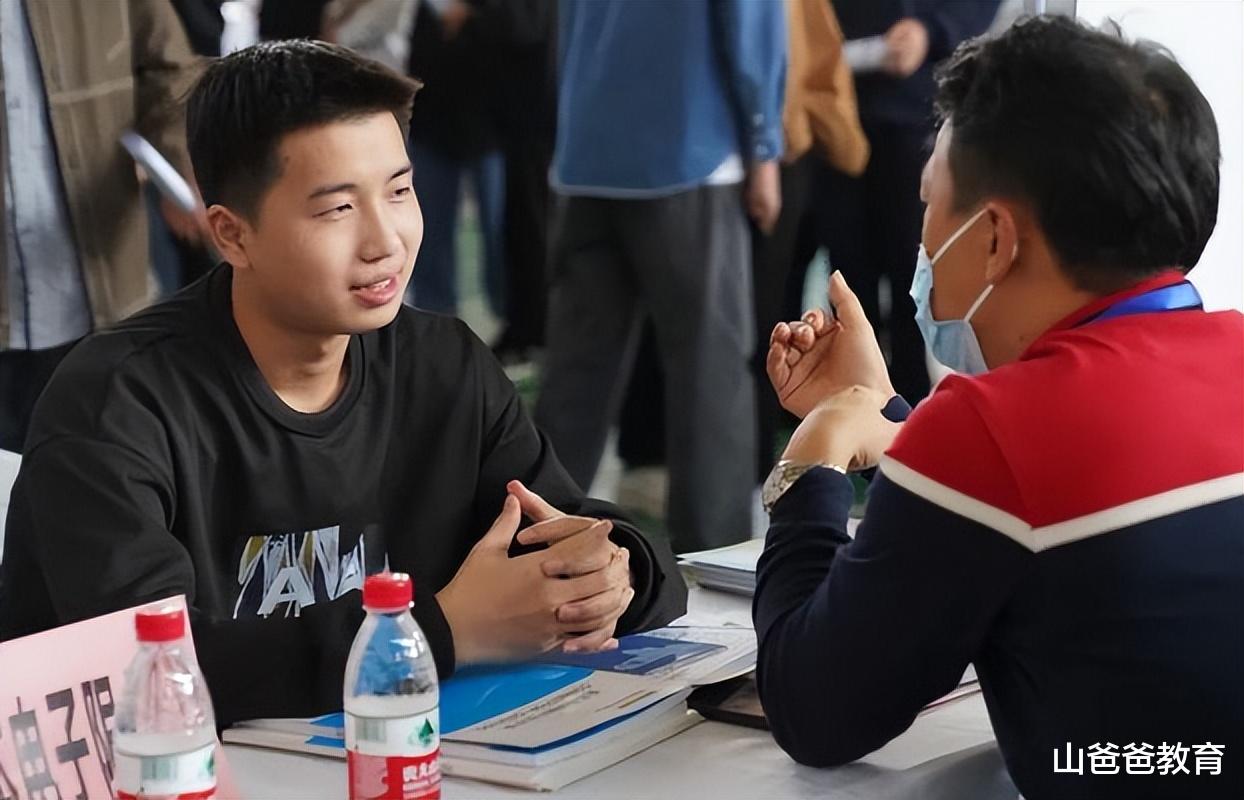 大学生|大学生整顿职场反向PUA，要求将8000工资降至2000，HR还蒙在鼓里