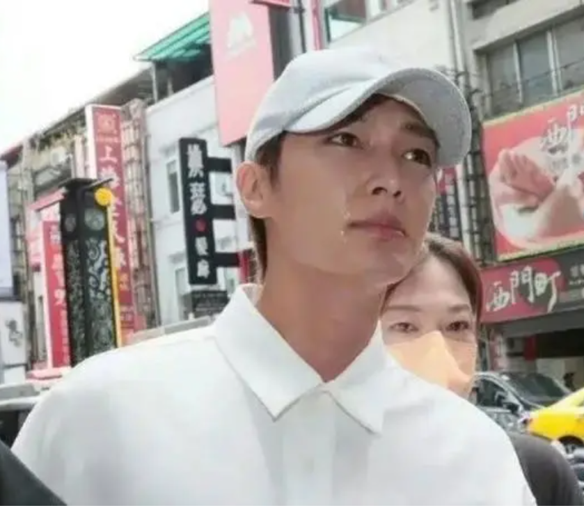 炎亚纶带7人硬闯耀乐记者会!现场逼宫求原谅失败,当场飙泪狂哭