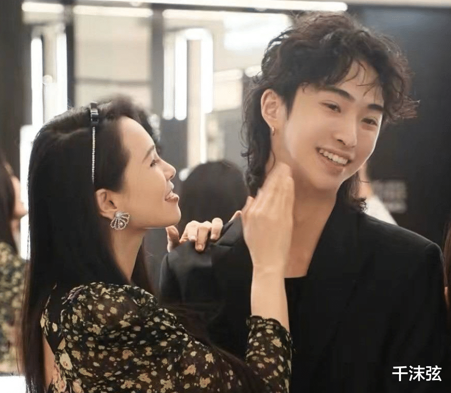 庾澄庆|庾澄庆力挺儿子用嗜好解压，哈利对爸爸嘟嘴撒娇，五官神似伊能静