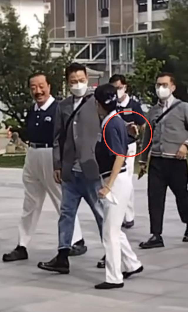 秦桧|刘德华陪妻子回马来西亚过年!与富豪舅舅礼佛,亲密挽手有说有笑