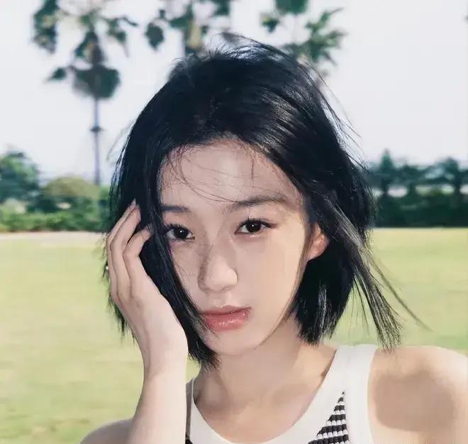 某女明星片场耍大牌！40多度让群演干等晕倒，态度恶劣驱赶学生！