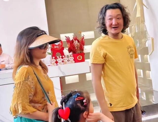 王大治|王大治现状落魄，带妻女买廉价楼房，蓬头垢面3层下巴像流浪汉