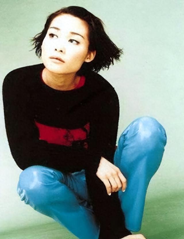 她与王菲齐名并称天后,却被俩渣男折磨成精神病,今49岁无人识