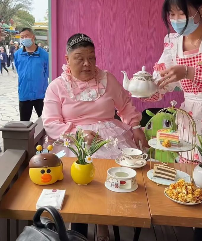 旋转木马|安福路小公主现身欢乐谷,多名粉丝围观人气高,坐旋转木马显违和