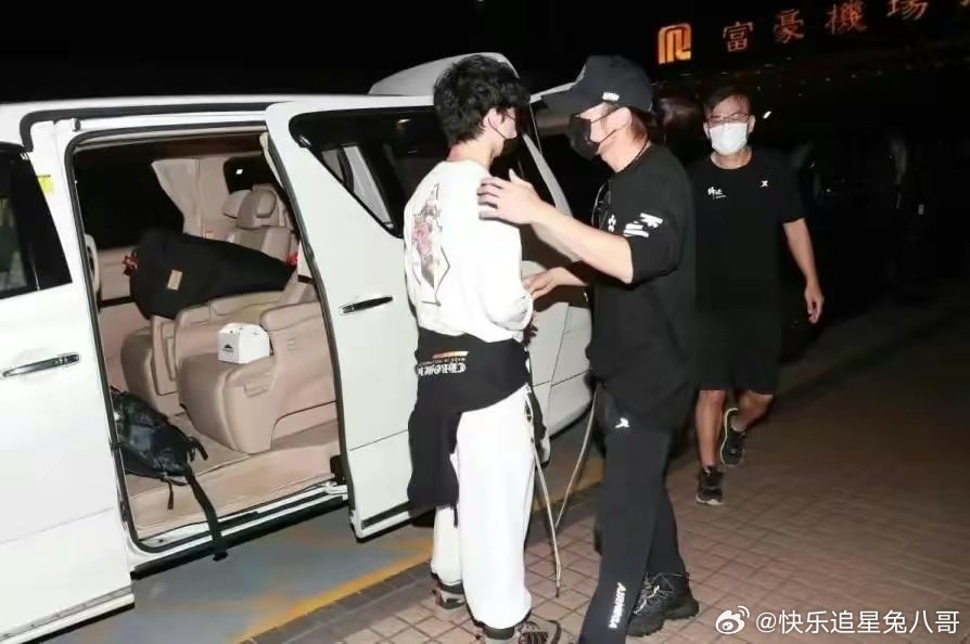 张柏芝大儿子返港，身高已经赶上谢霆锋，机场还帮助爸爸推行李 ?