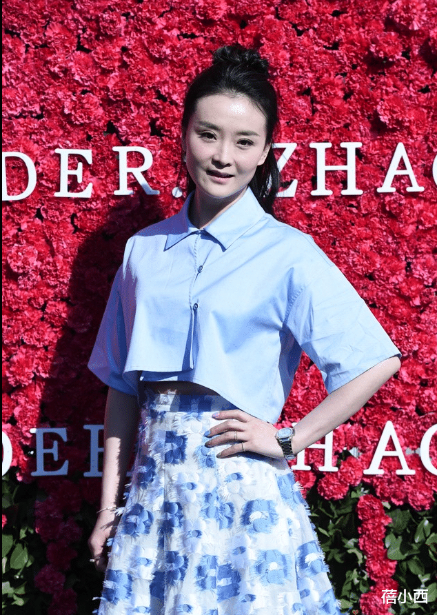 49岁王艳在2亿豪宅花园里跳舞，穿印花裙+扎丸子头，没野心照样美