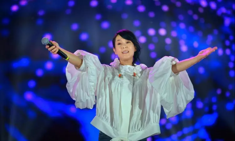 刘若英|刘若英: 演唱会穿的像大妈, 脱发严重头皮凸显,昔日奶茶妹妹变大妈