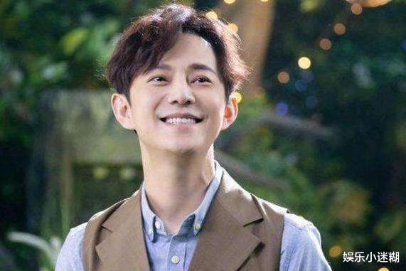 何炅|48岁何炅悬空仰卧起坐,随身带腹肌轮卷腹,却因动作不雅遭痛批