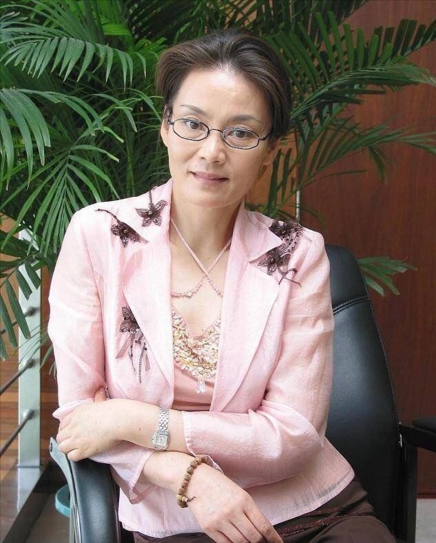 发型 60岁女人：想比同龄人更显气质，穿搭和发型是关键，看潘虹就知道