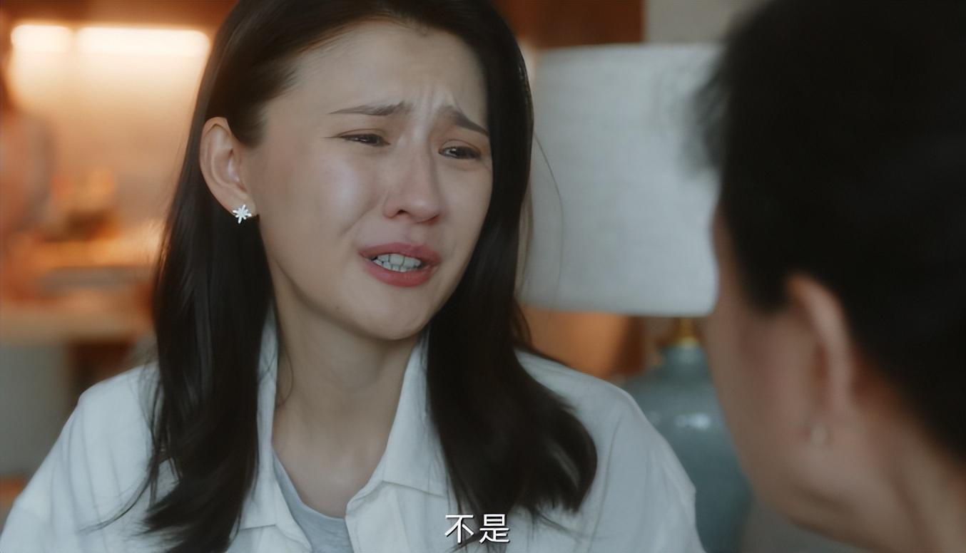 收手吧热依扎!别折磨观众了,37岁混进央视演律师,雷人又无脑