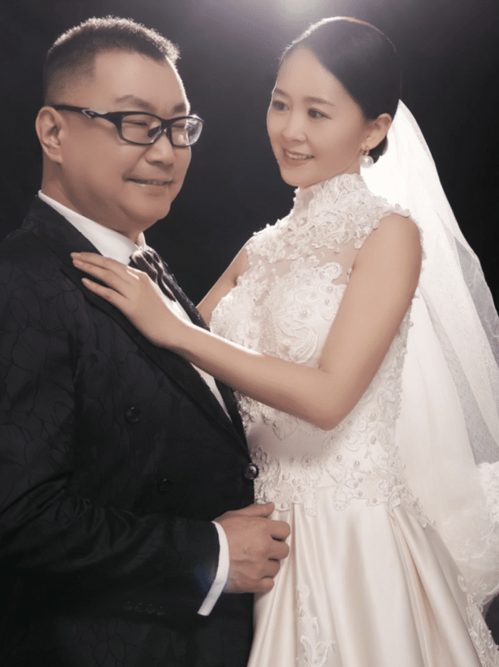 尹相杰带小16岁爱妻和友聚会,女方面部僵硬,戴奢侈品婚后太高调