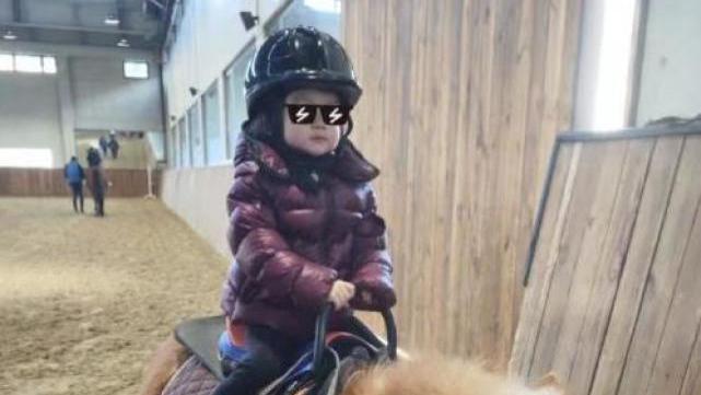 张梓琳|张梓琳陪娃骑马，2岁小女儿发量浓密，长相似素人爸爸好有混血感