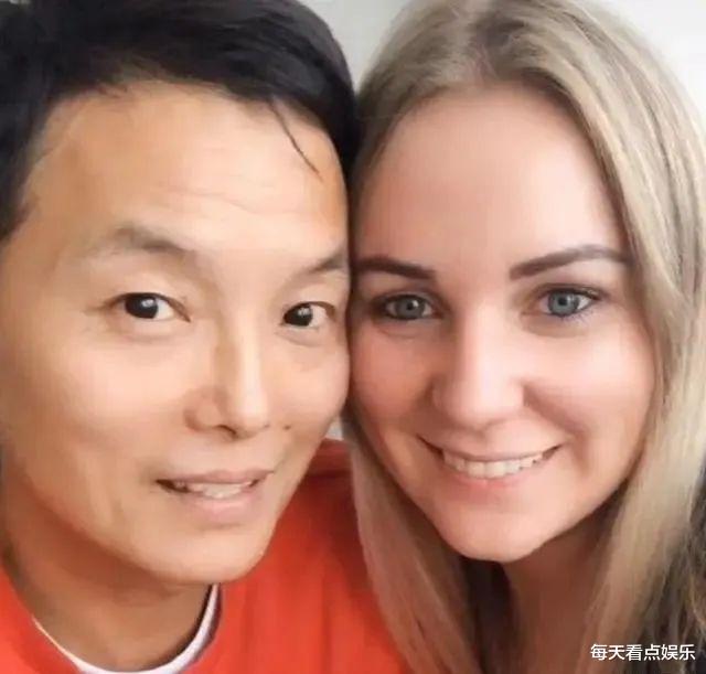 65岁老戏骨移居欧洲！二婚洋妻子小他30多岁，混血女儿五官精致
