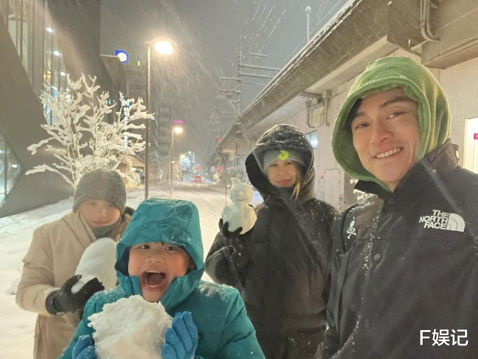 黄浩然一家四口出国游玩 一家人在街边玩雪拍开心全家福