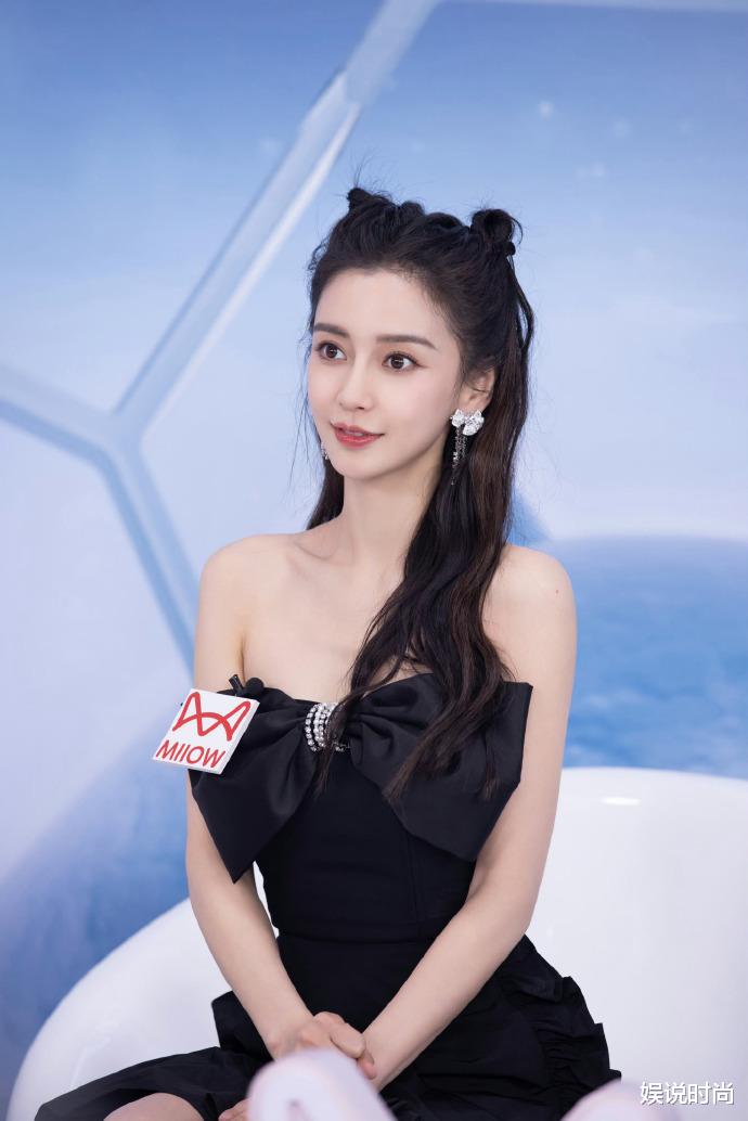穿衣搭配 杨颖猫耳发型被热议！黑色蝴蝶抹胸搭配不规则半裙，少女感十足