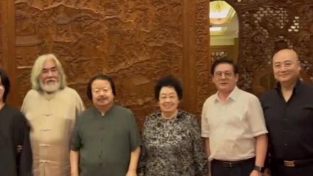 陈丽华办晚宴名流荟萃，走路踉跄肥胖引担忧，迟重瑞坐一旁玩手机