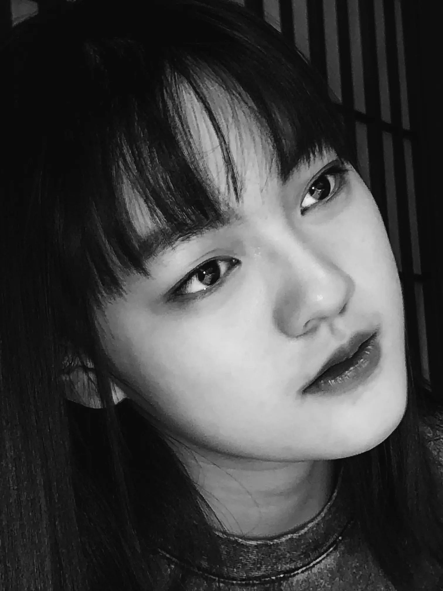 文淇与素人合影瞪眼式微笑撞脸易烊千玺，素人夸她特别温柔