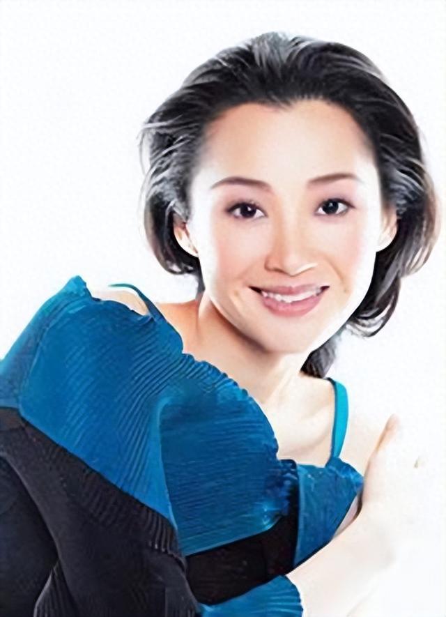 54岁丰腴迷人，“风流成性、老少通吃”一生撩男无数却至今单身