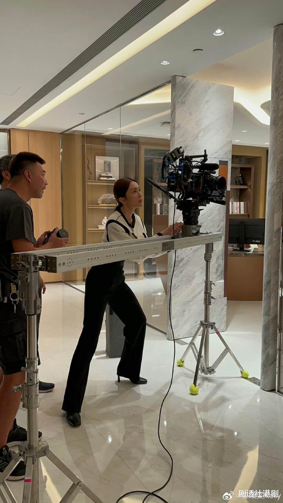 TVB《企业强人》内地热拍!主演自曝兼做摄像,两视帝合作有火花