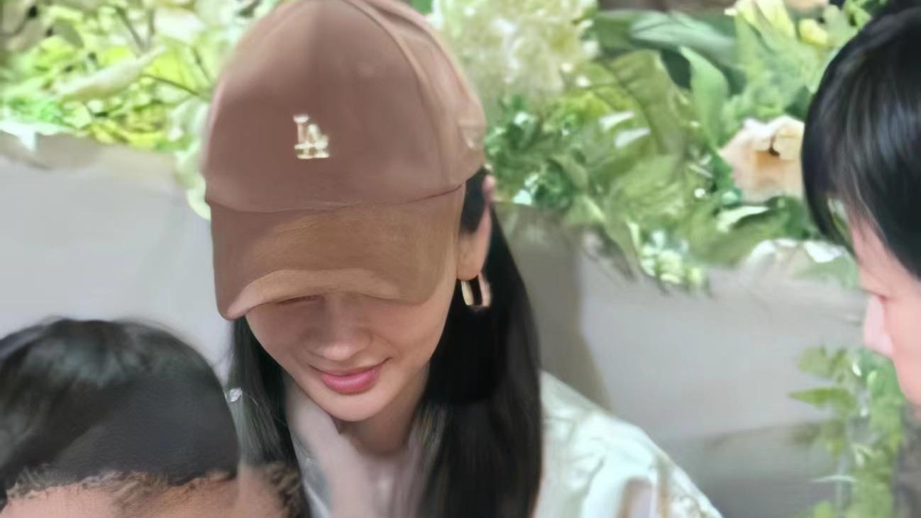 Angelababy和儿子吃饭被偶遇，穿新中式化浓妆，神情失落瘦太多！