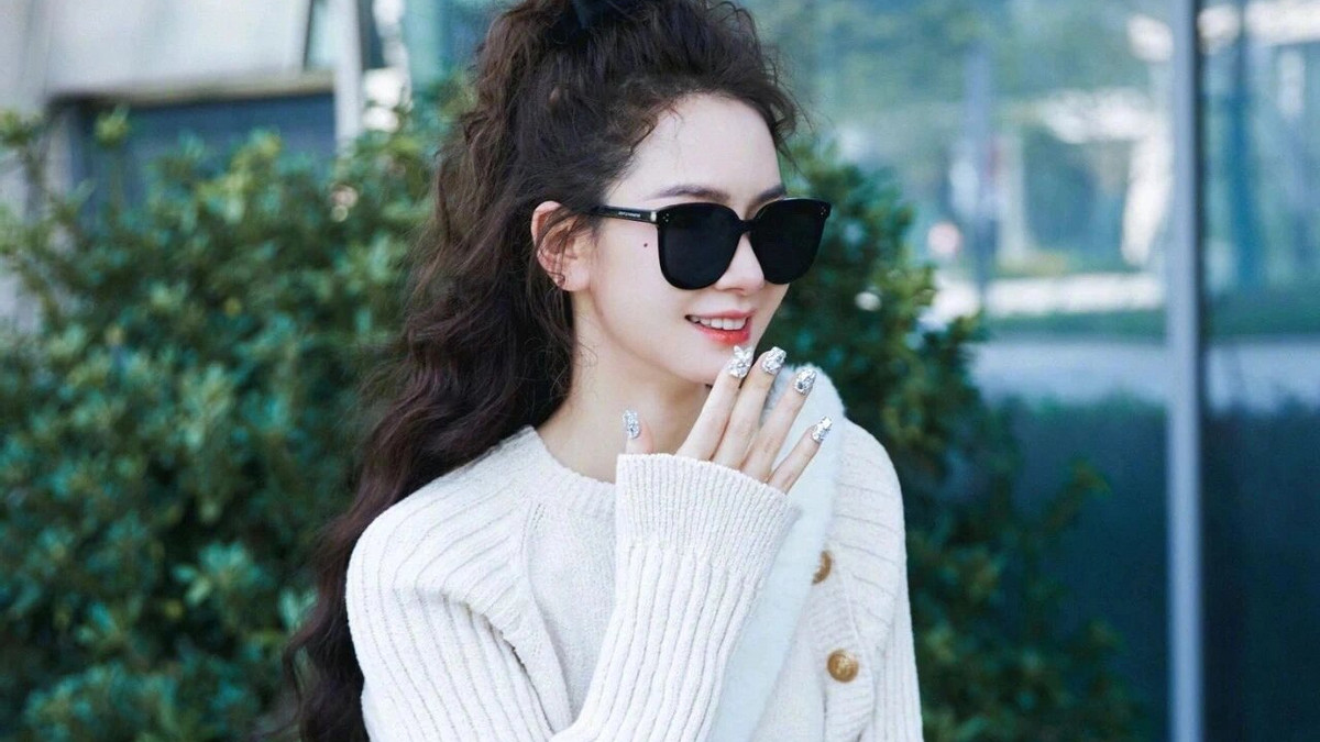 戚薇又带火了“极简”穿搭：白毛衣+半身裙+羊毛卷，时髦又洋气