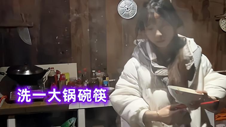 女子去男朋友家很勤快，做了美甲还洗碗，过来人：那么恨嫁吗？