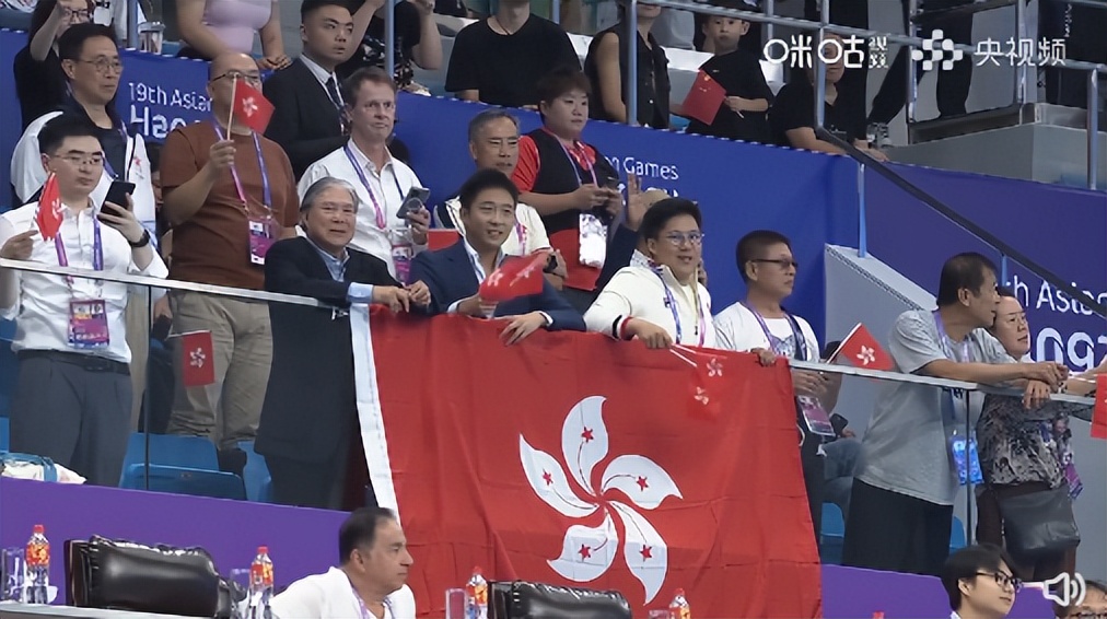 何诗蓓夺金,霍震霆颁奖,霍启刚霍启山两位公子现场助威