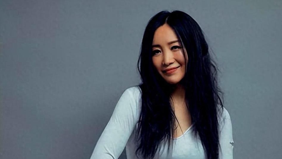 她5次登上春晚，被恩师夺走“初夜”走上小三路，如今55岁无人娶