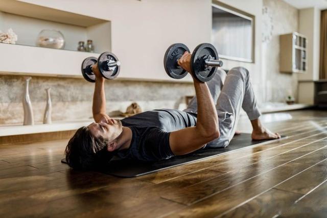 对抗衰老就要对抗肌肉流失，重视力量训练，塑造年轻体态与身材