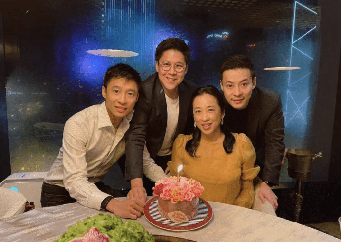 郭晶晶|霍启刚晒恩爱合影,甜搂妻子神情得意,郭晶晶穿长裙和靴子好优雅