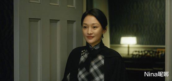 穿衣搭配|周迅真是好榜样!开国产代言车给家人送礼物,穿西装烫卷发像霸道总裁