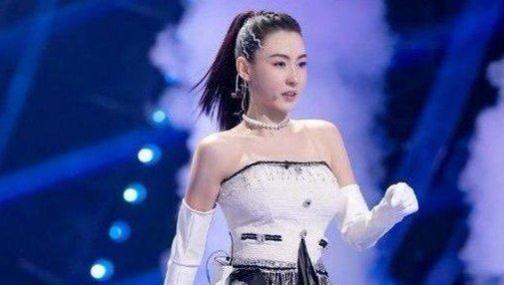 |名气越大越低调！42岁张柏芝冒雨和粉丝合影，不打雨伞素颜出镜！