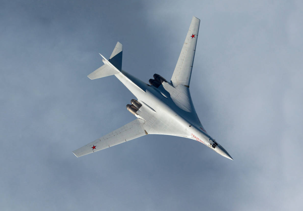 不过就在2021年,俄罗斯经过多年努力终于成功恢复了图-160轰炸机的