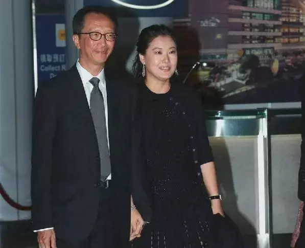 伏明霞|港媒曝伏明霞与富豪老公官宣离婚，净身出户？与梁锦松缘分已尽