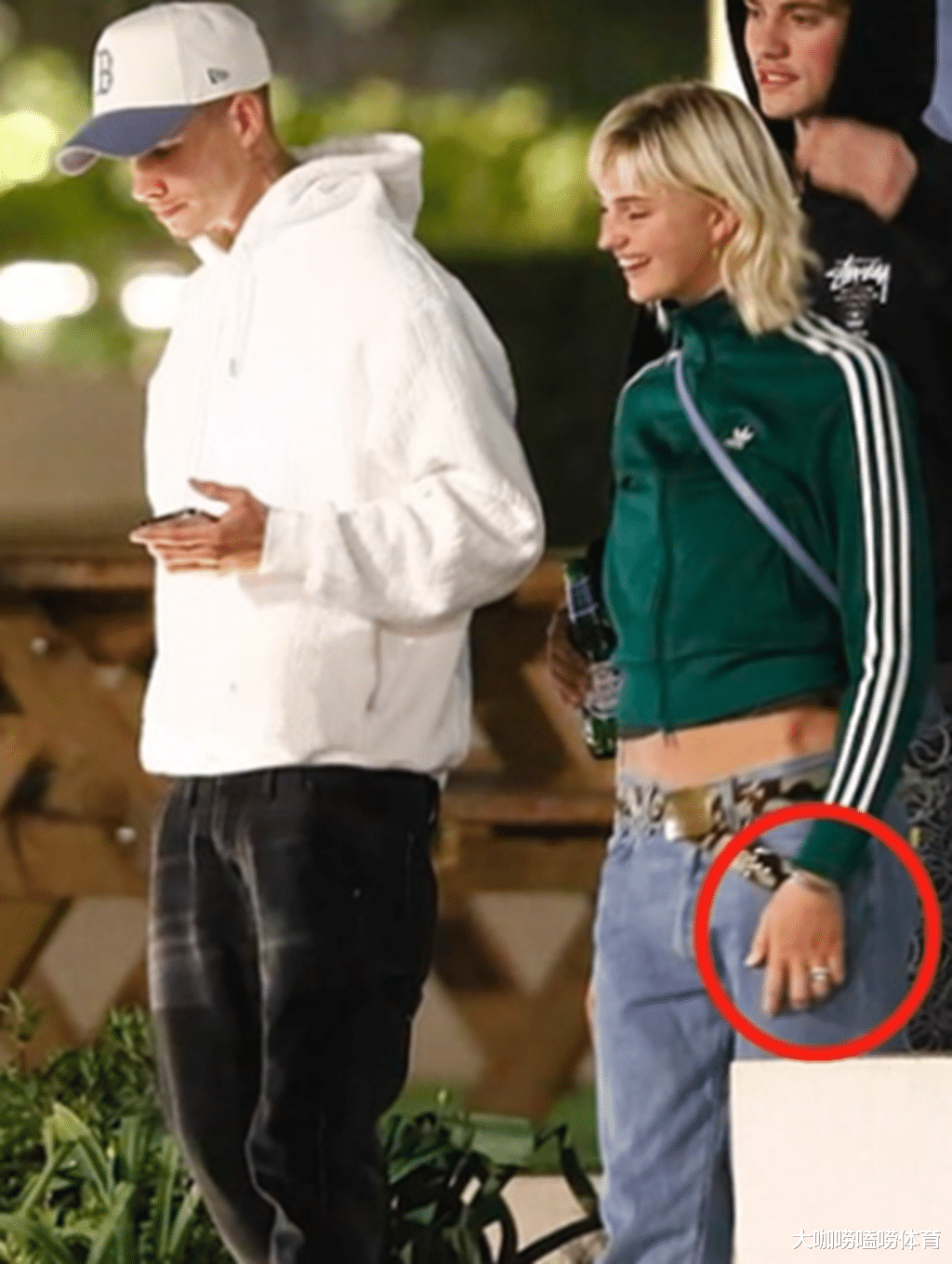 洪欣|贝克汉姆二儿子疑订婚!女友无名指戴钻戒,此前被传疑似已怀孕