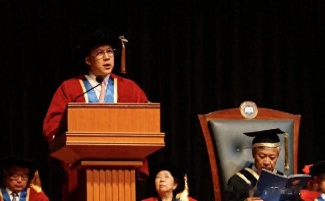 朱玲玲时隔10年跟前夫同框!最美港姐颜值依然吊打,儿媳比她幸运