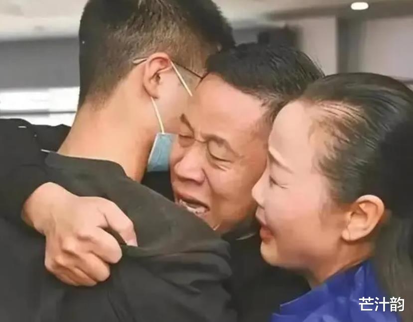 孙卓回归原生家庭两周年,四丫头晒与儿子合照,言语中却透露心酸