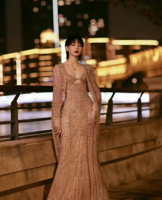 张雨绮|微博之夜太热闹，佟丽娅率先出图，杨幂逆应援，张雨绮礼服超豪华