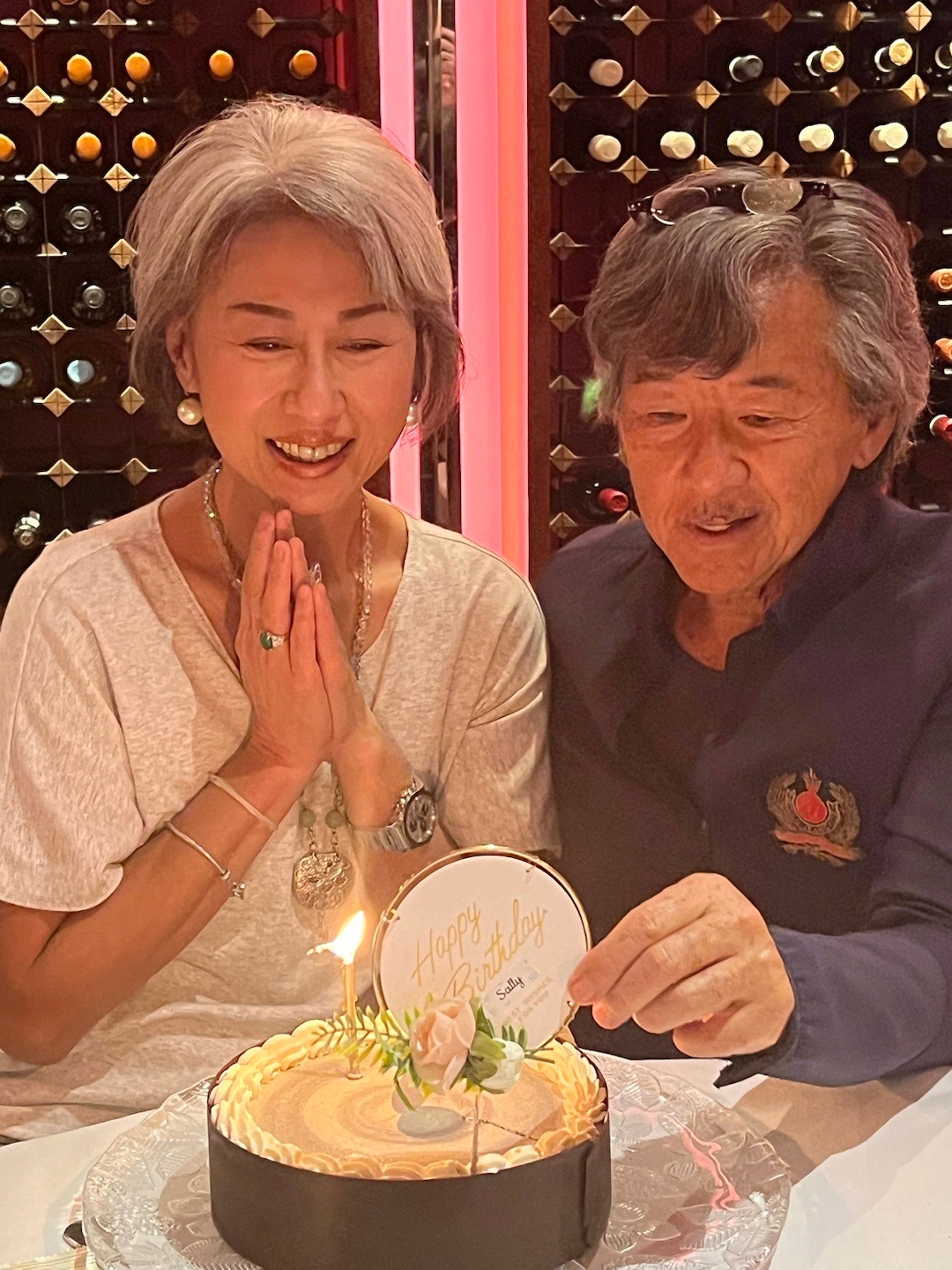 62岁叶倩文与林子祥合体庆生,满头白发状态佳,晚年生活超简朴