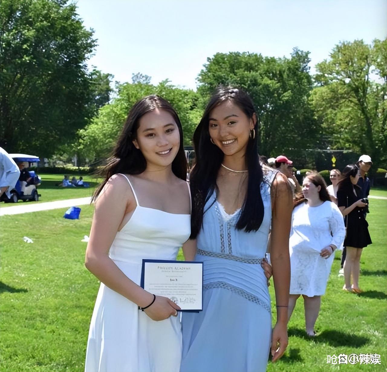 60岁李连杰去向佐家聚会,抱Cora坐腿上互动,网友:不避嫌?