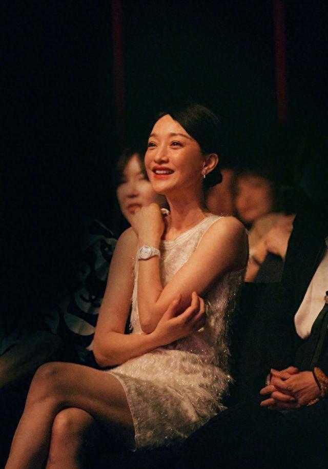 54岁丰腴迷人，“风流成性、老少通吃”一生撩男无数却至今单身