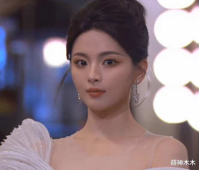 GQ盛典红毯生图来了!杨幂脸变圆润状态回春,杨紫瘦出下颌线