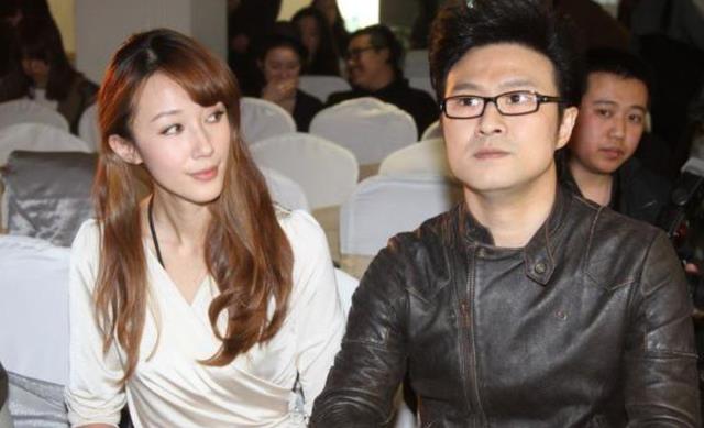 汪峰|汪峰携二女儿为章子怡买钻戒!秃顶头皮发亮,温柔抚摸女儿长发