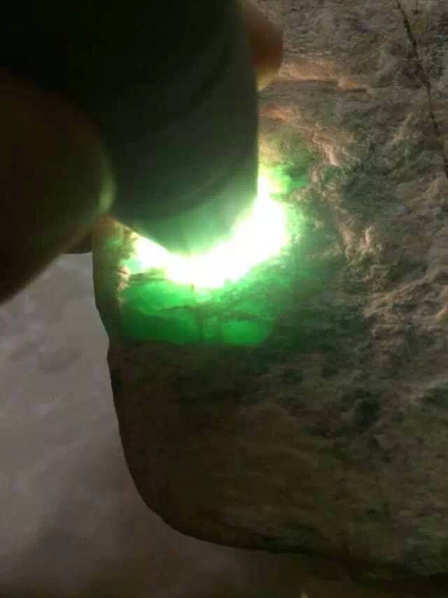 欣赏刚切开的翡翠毛料