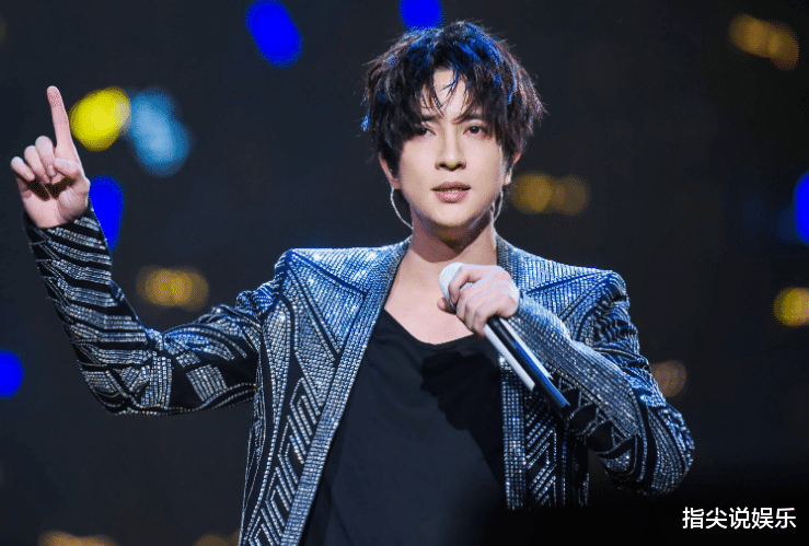 薛之谦坐高铁被关，疑让铁路部赔演唱会退票费，乘务员：你是谁啊