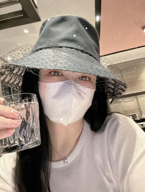 王诗龄|王诗龄520晒巨型玫瑰熊,被扒价格超过10万,曾与男生亲密互动