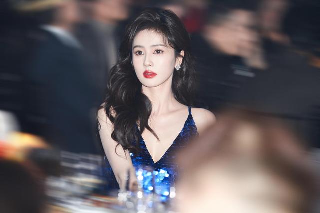 白鹿蓝色亮片吊带连衣裙优雅而迷人