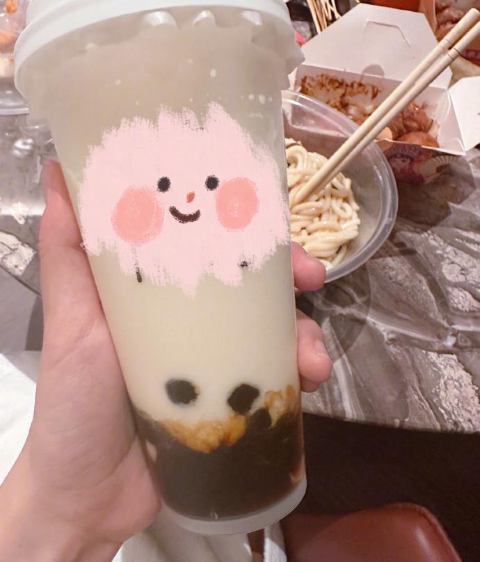 张馨予迪丽热巴罕见同框，两大美女贴脸卖萌，同款高颜值超养眼