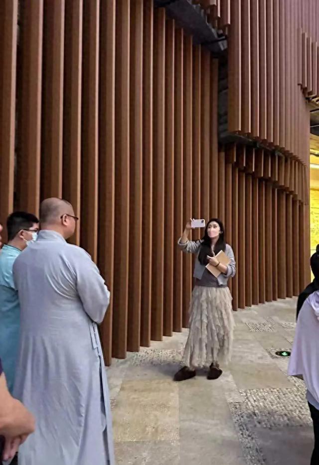 偶遇王祖贤回国，独自拿行李略显落寞，“拮据生活”疑曝光！